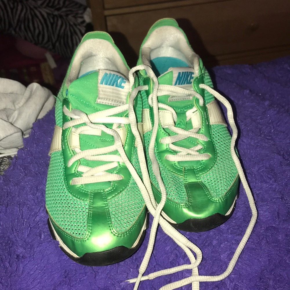 green nike zoom gym shoes
